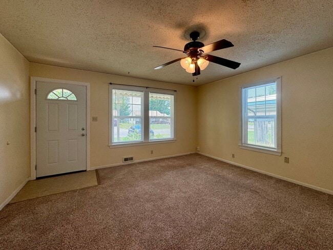 Building Photo - 2 Bedroom Home in Haysville, KS