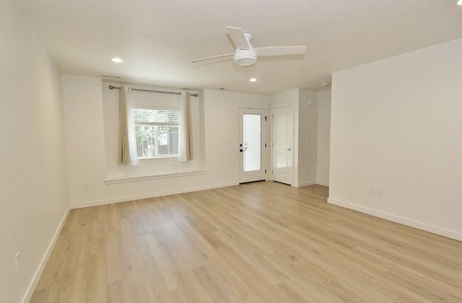 Building Photo - Immaculate Townhouse w/2-Car Garage
