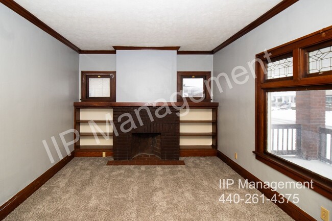 Foto del edificio - Charming Down Unit in Garfield Heights – A...