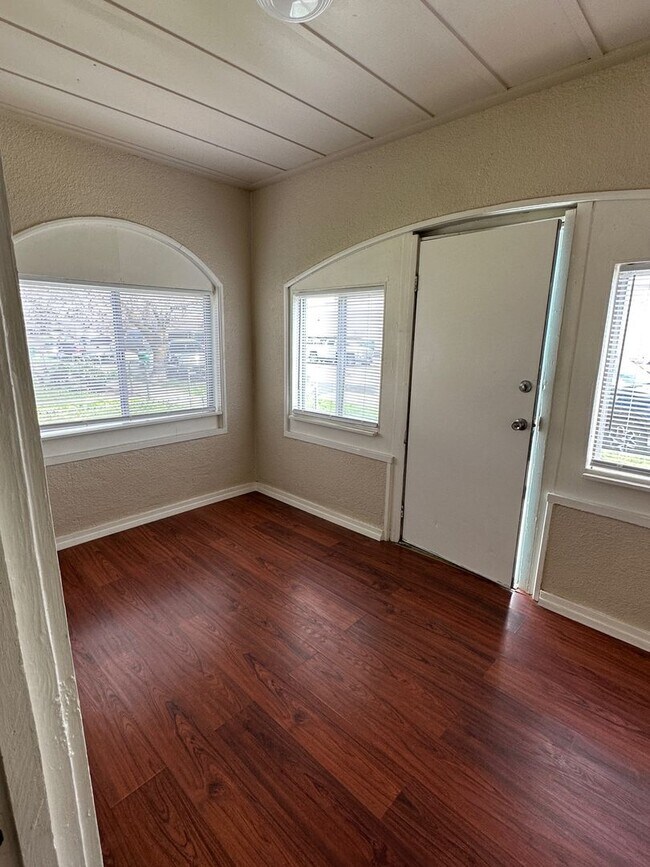 Foto del edificio - Available Now!