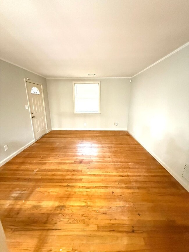 Building Photo - ** 3 Bed 2 Bath located off Narrow Lane rd...