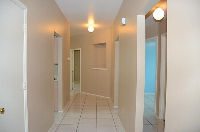Foto del edificio - 719 Willow W Dr