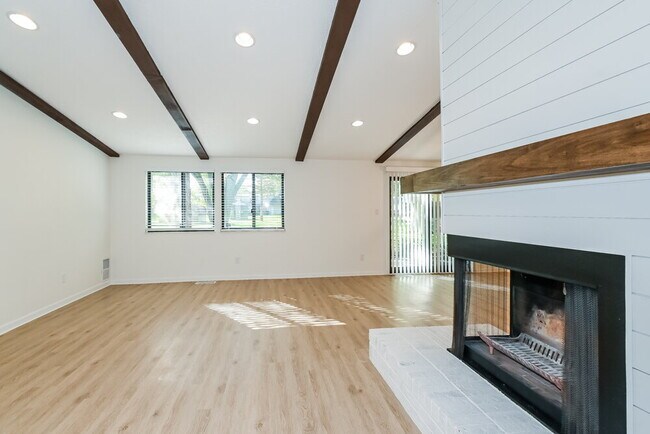 Building Photo - 3925 Pebble Creek Dr