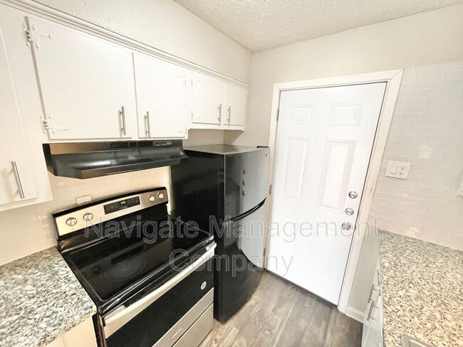 Building Photo - 819 Bluebird Dr