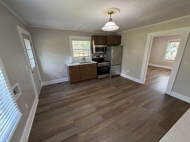 Foto del edificio - Updated 3BR Home with Office & Large Decks in Haw River