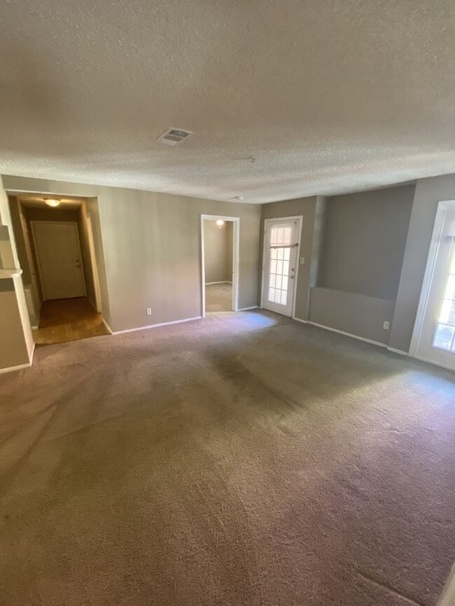 Building Photo - Large 2 bedroom 2 bath Condo