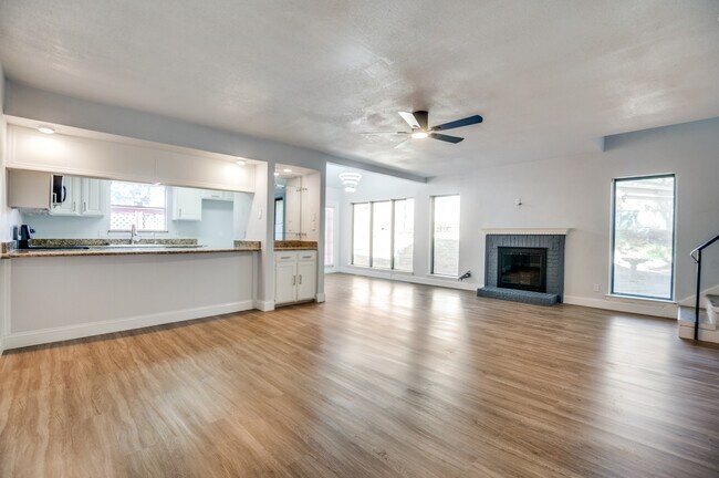 Foto del edificio - 2711 Creek Wood Ct