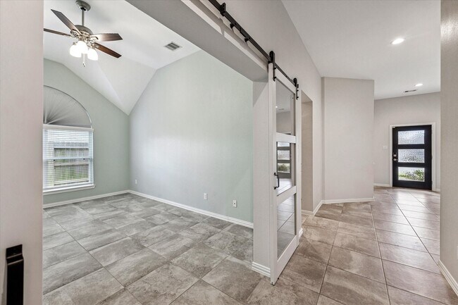 Building Photo - 142 Dina Ln