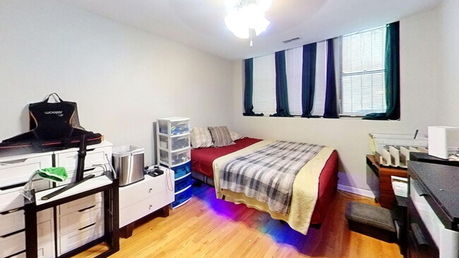 Interior Photo - 1331-41 W. Addison