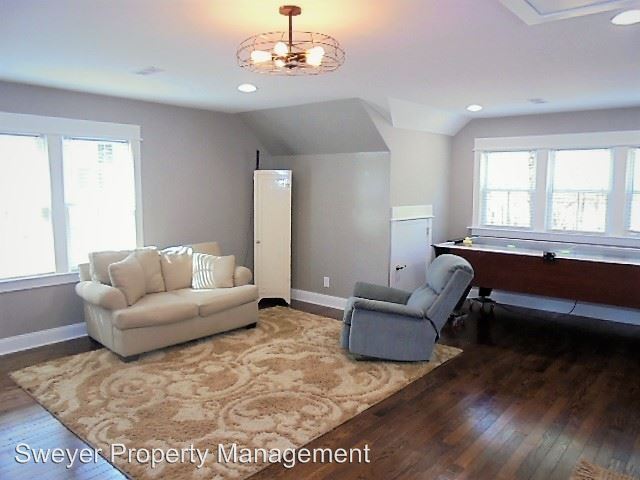 Building Photo - 1060 Grandview Dr