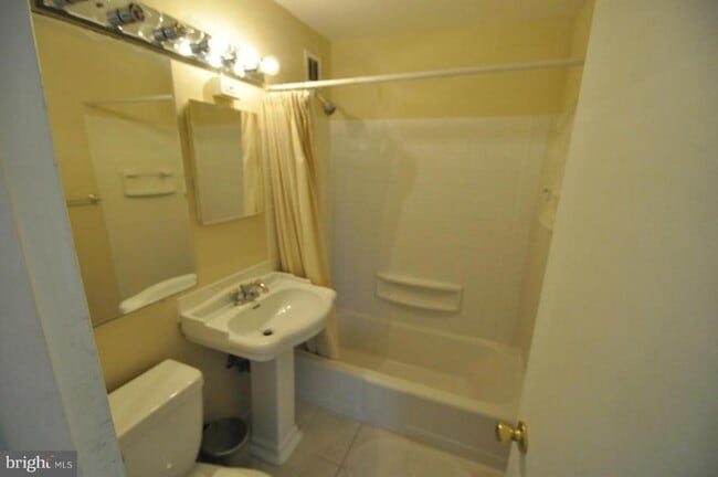 Building Photo - 1121 Arlington Blvd