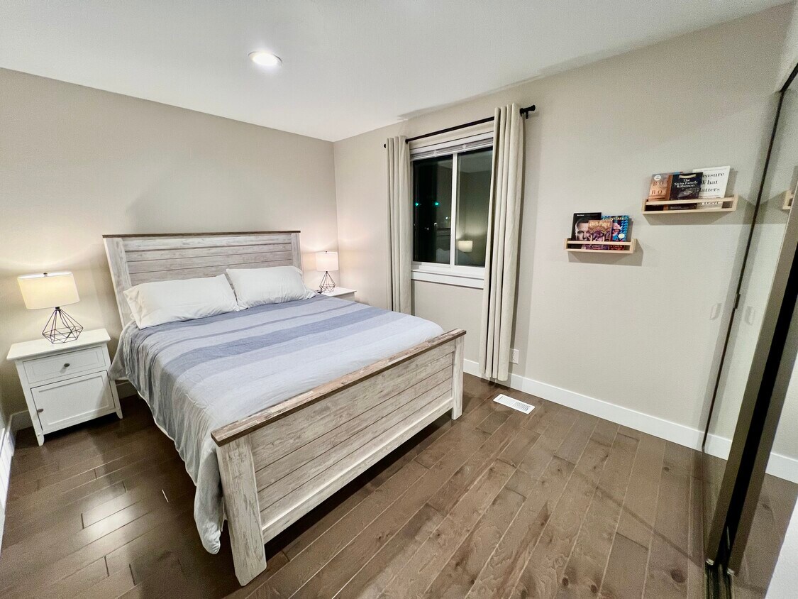 Foto principal - 689 N Starcrest Dr
