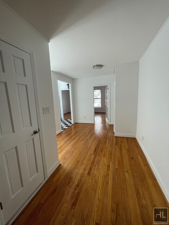 Foto del edificio - Sunny 3 Bedroom on East 7th STREET