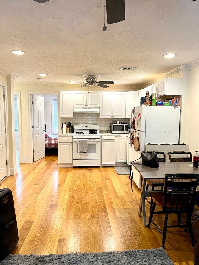Foto principal - 245 E St