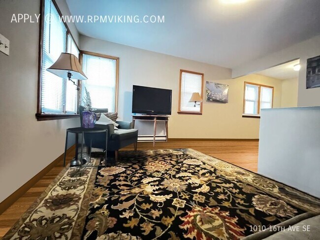 Building Photo - 3 Bed 2 Bath Duplex Ready Fall 2024 - Depo...