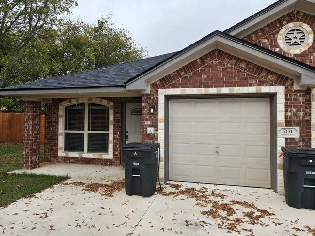 Foto del edificio - 701 Sladecek Dr