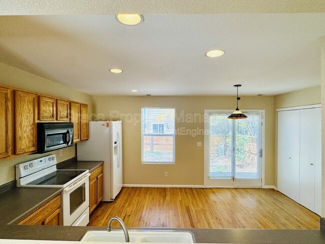 Building Photo - 717 Mockingbird St