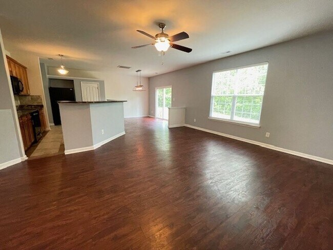 Building Photo - READY TO MOVE IN! PRICE REDUCED! 3 Bedroom...