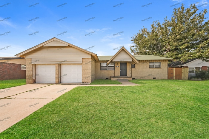 Photo - 103 NE 5th St (Moore, OK)