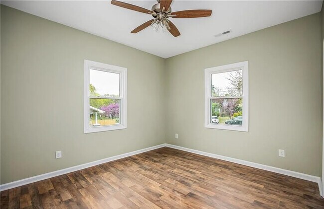 Foto del edificio - 2335 Greenway Ave NW