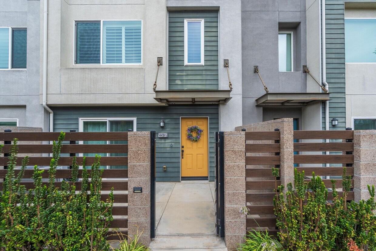 Foto principal - Beautiful Gardena Condominium in Gated Com...