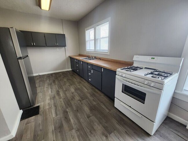 Foto del edificio - Charming 3-bedroom, 1-bath home with a bright living space, spacious bedrooms, and an easy-to-mai...