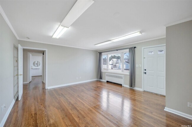 Foto del edificio - 337 W Old Country Rd