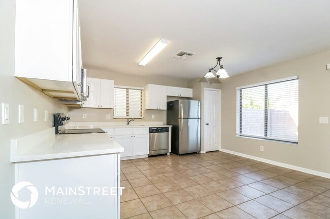 Building Photo - 10622 W Alvarado Rd