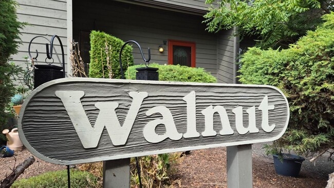 Building Photo - 2 Bedroom 1.5 Bath Townhome with Private B...