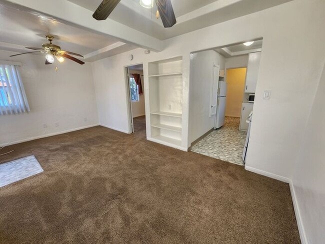 Foto del edificio - Charming 1bdr cottage with huge yard and garage!