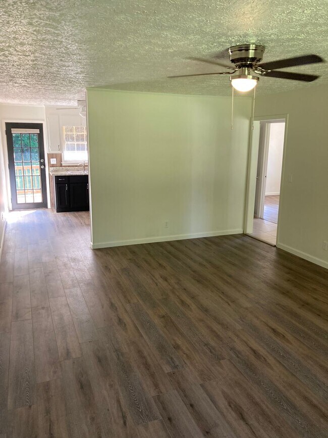 Foto del edificio - 3473/3475 Wax Rd.