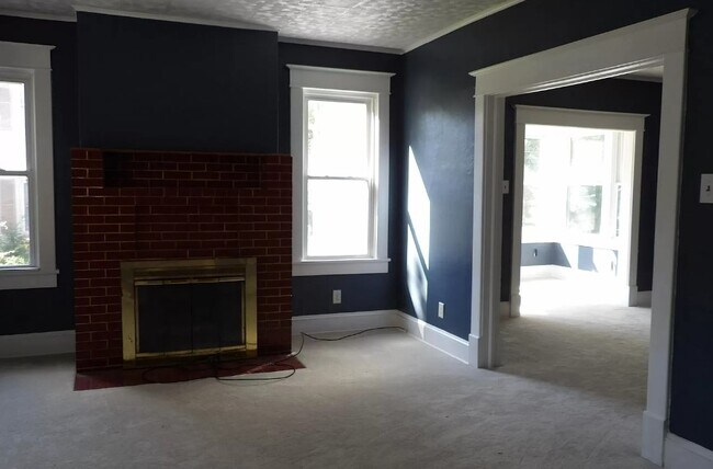 Building Photo - 225 N Somerset Ave