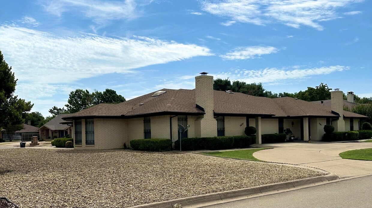 Primary Photo - Spacious 2 Bedroom, 2 Full Bath Duplex Loc...