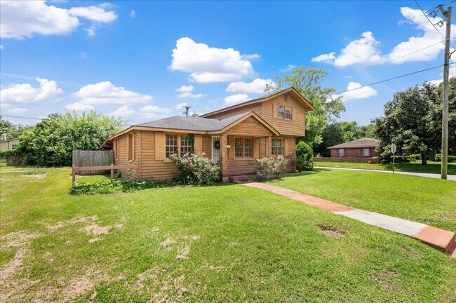 Building Photo - Spacious 3-Bedroom, 2-Bathroom Home at Car...