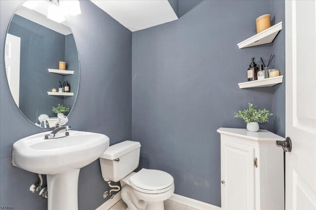 Building Photo - 40 Primrose Ln