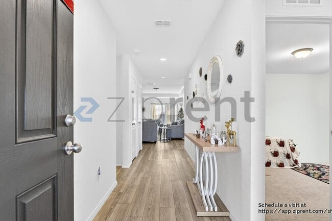 Foto del edificio - 2301 Vlg Crk Ln