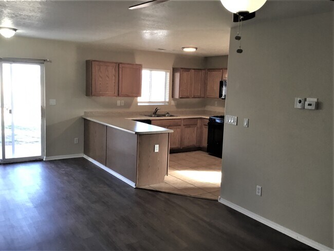 Foto del edificio - 5524 Fence Lake Drive NE