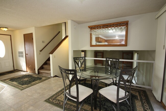 Foto del edificio - Updated Photos Coming Soon - Fantastic Tri-level Home on a Huge Lot