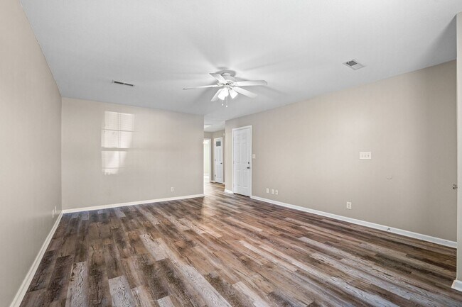 Building Photo - Newly Updated Townhome Close to Gate 1