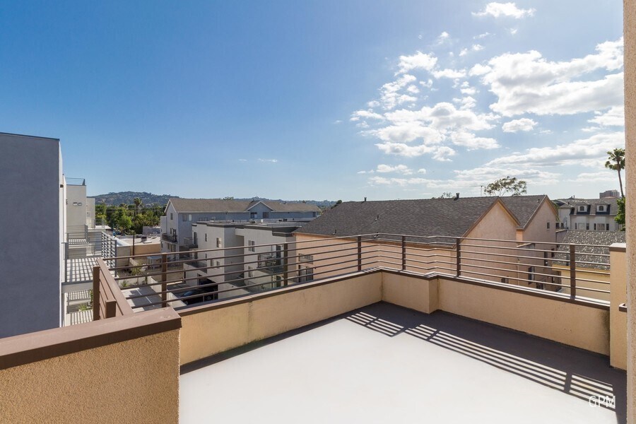Primary Photo - Luxury Town-Home in Prime Location!