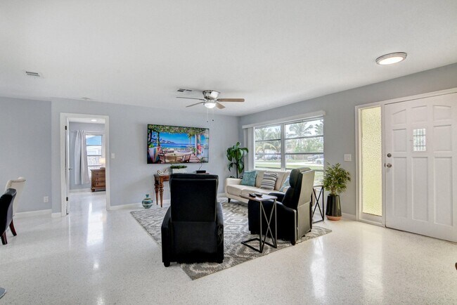 Building Photo - 2660 Flamango Ct S
