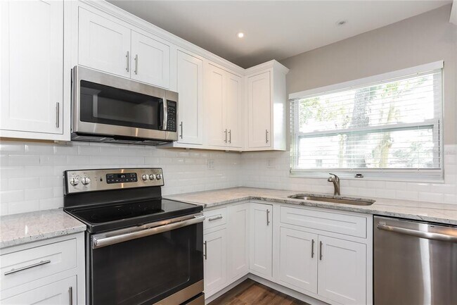 Foto del edificio - 2053 Barcelona Dr S