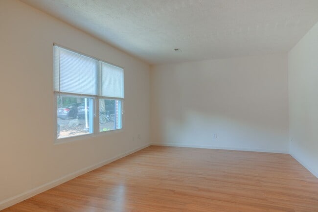 Building Photo - 4 bedroom / 2 1/2 Bath. Undergrad Welcome. Off Street Parking, Bus Route