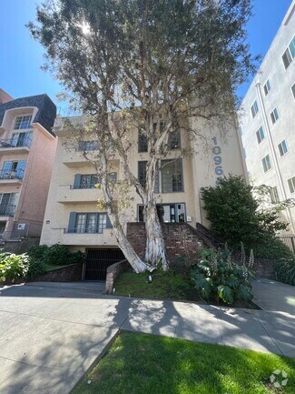 Building Exterior - 10964 Wellworth Ave