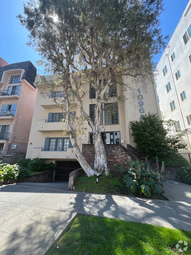 Building Exterior - 10964 Wellworth Ave