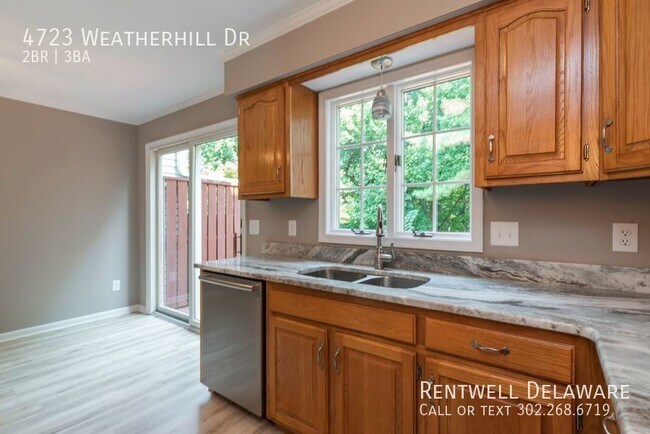 Building Photo - GORGEOUS TOWNHOME