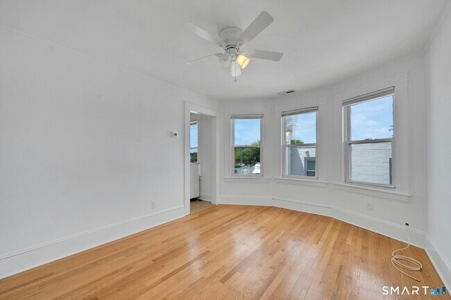 Building Photo - 125 Tunxis Hill Rd