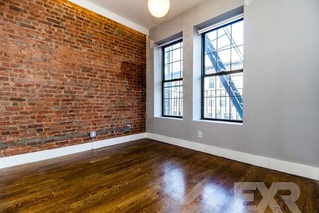 Foto del edificio - 104 Rogers Ave