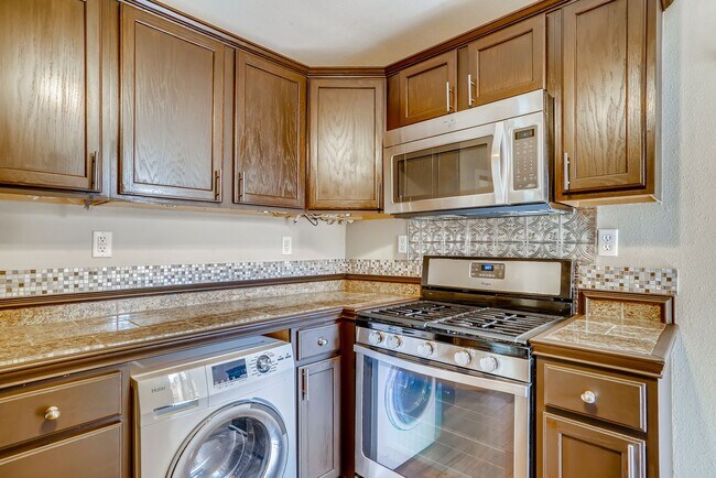 Building Photo - Evolve Real Estate: Cozy Townhouse Just of...