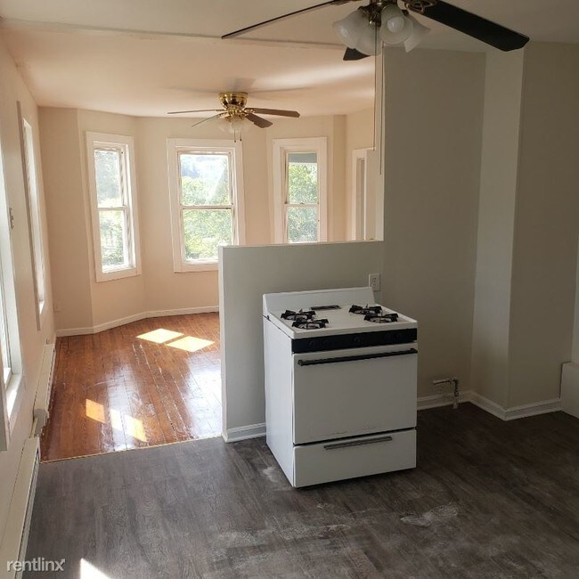 Building Photo - 65 Lounsbury St